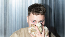 Indlæs billede til gallerivisning &lt;html&gt;Pink Oyster &amp;&lt;br&gt;Skagen Champagne&lt;br&gt;på Illum ROOFTOP 06. juni&lt;/html&gt;